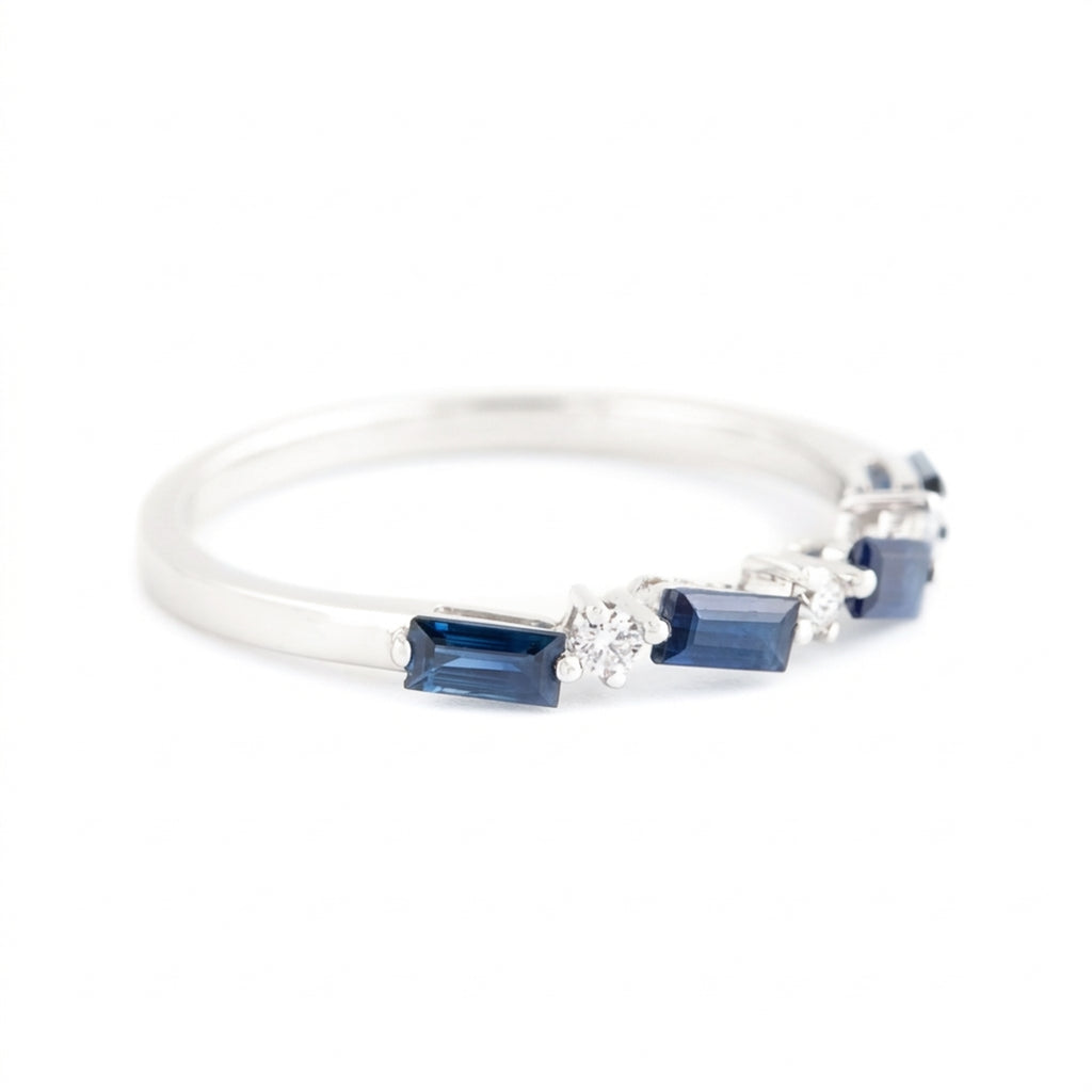 ARGOLLA CON DIAMANTES Y ZAFIROS DIAGONALES