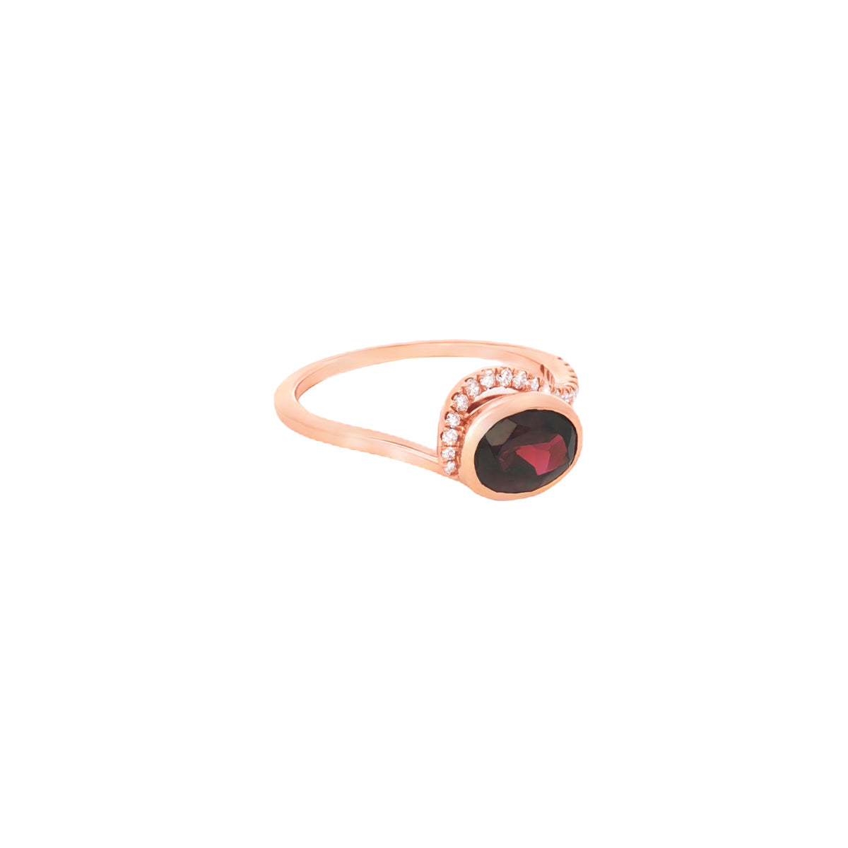 ANILLO CON GRANATE OVAL Y DIAMANTES