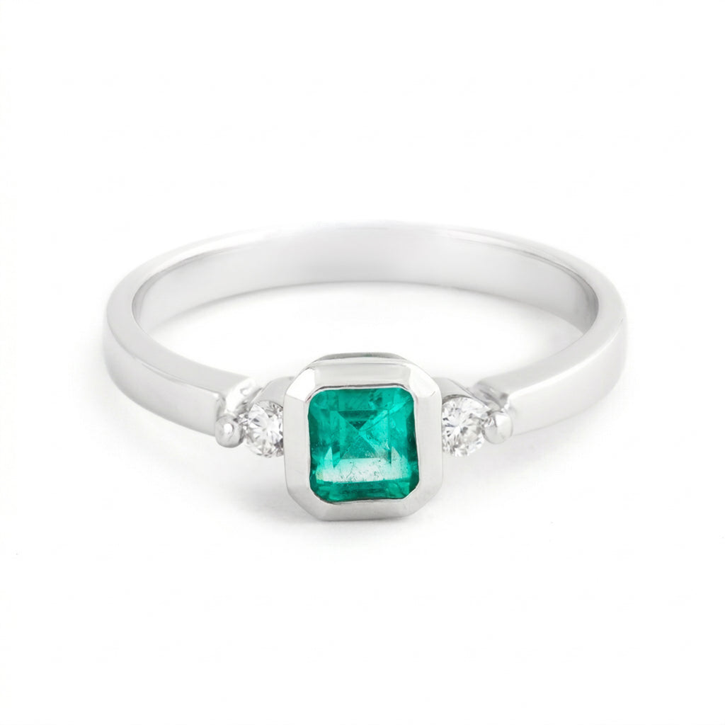 ANILLO ADORNO CON ESMERALDA Y DIAMANTES