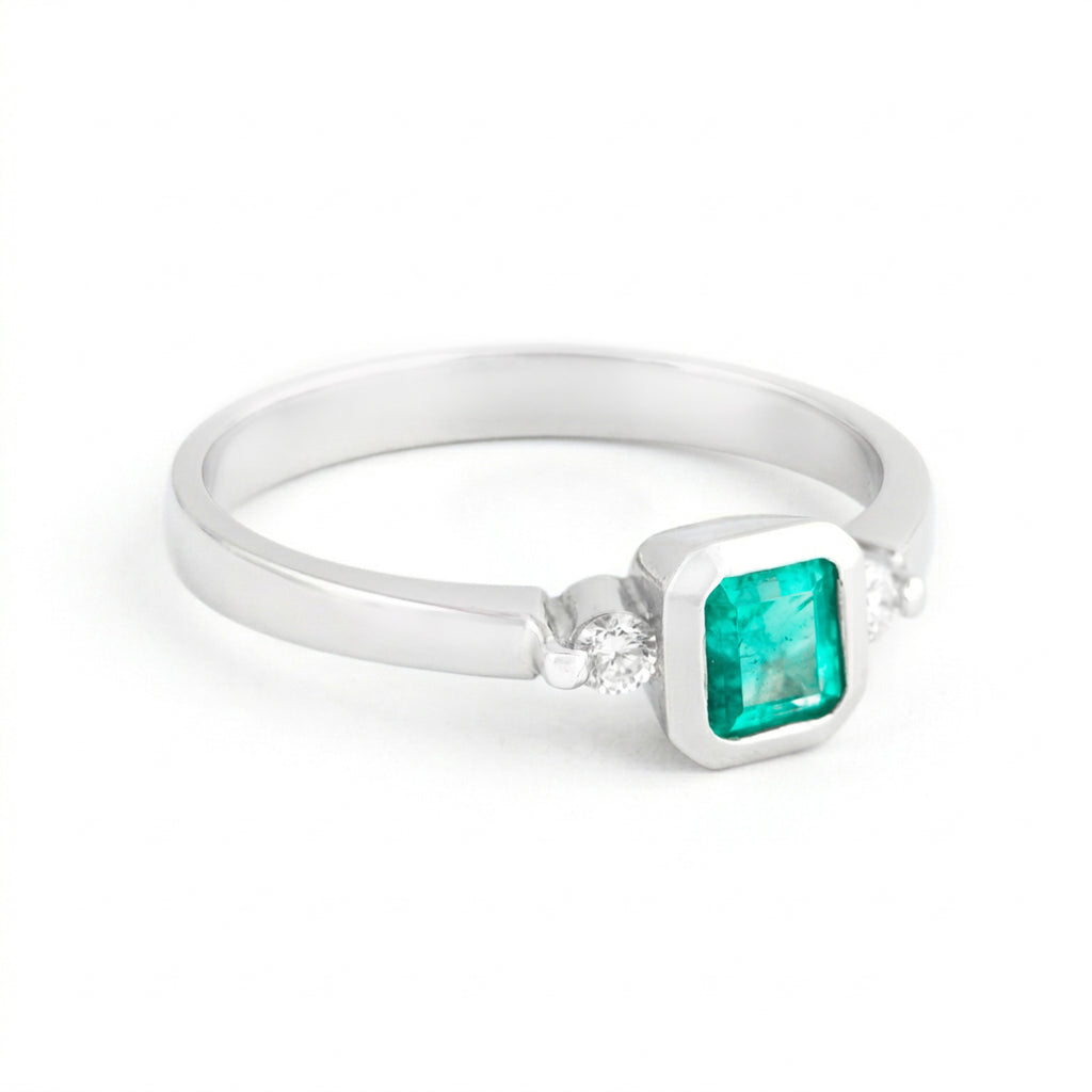 ANILLO ADORNO CON ESMERALDA Y DIAMANTES