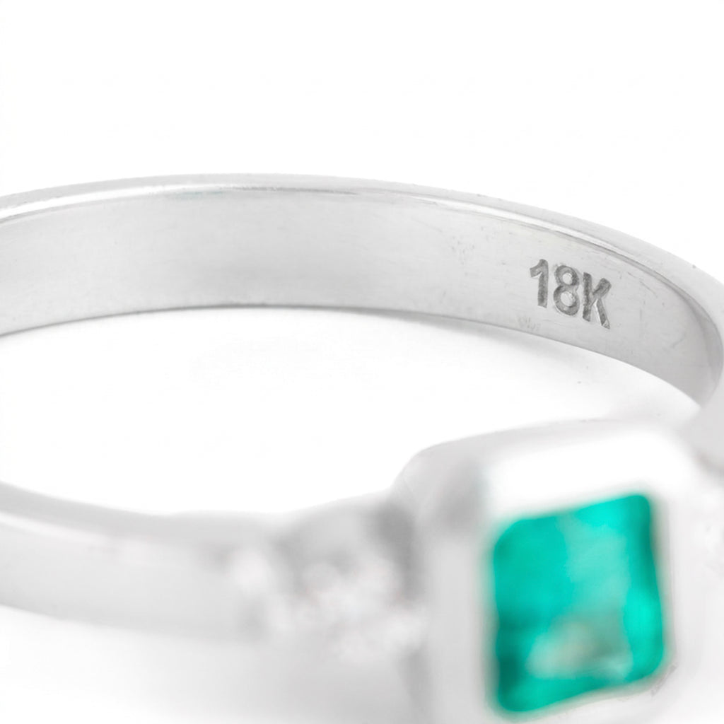 ANILLO ADORNO CON ESMERALDA Y DIAMANTES