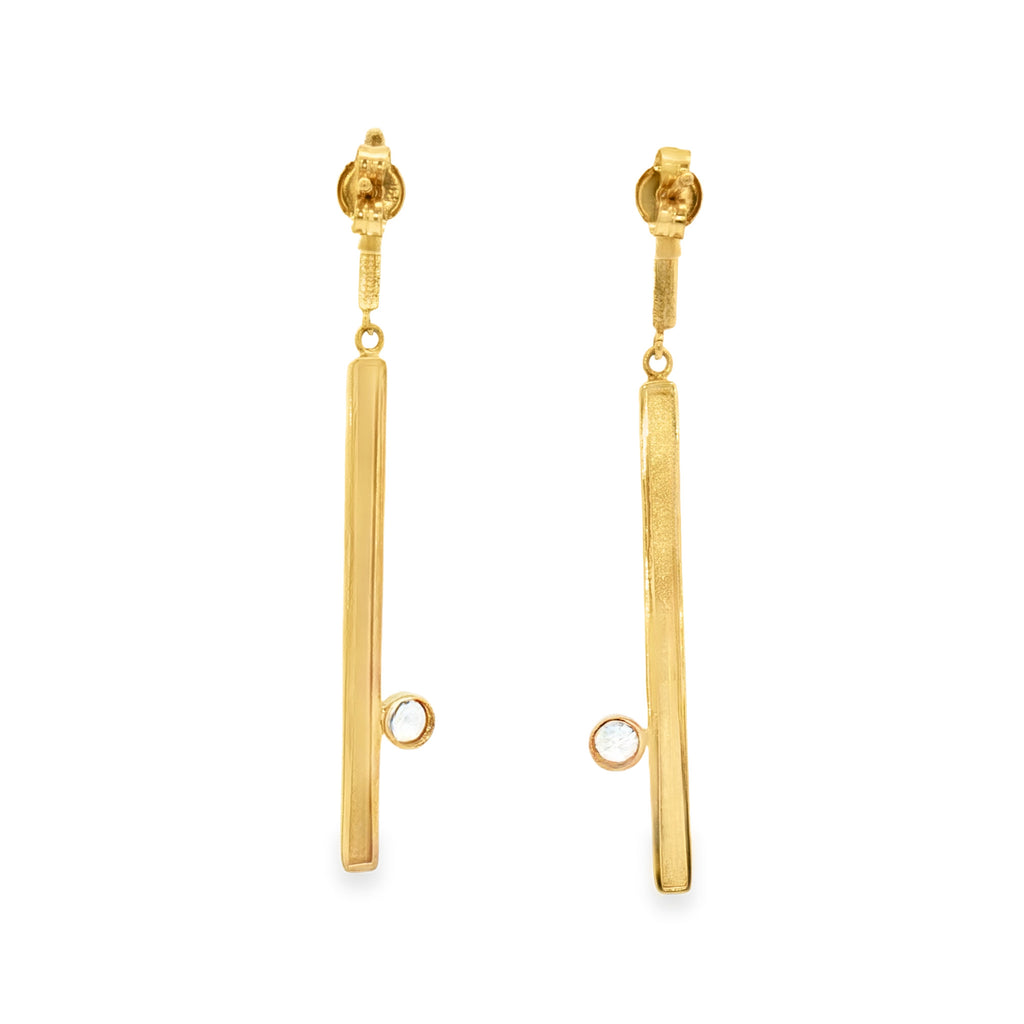 ARETES BARRA LARGA CON ZIRCONES