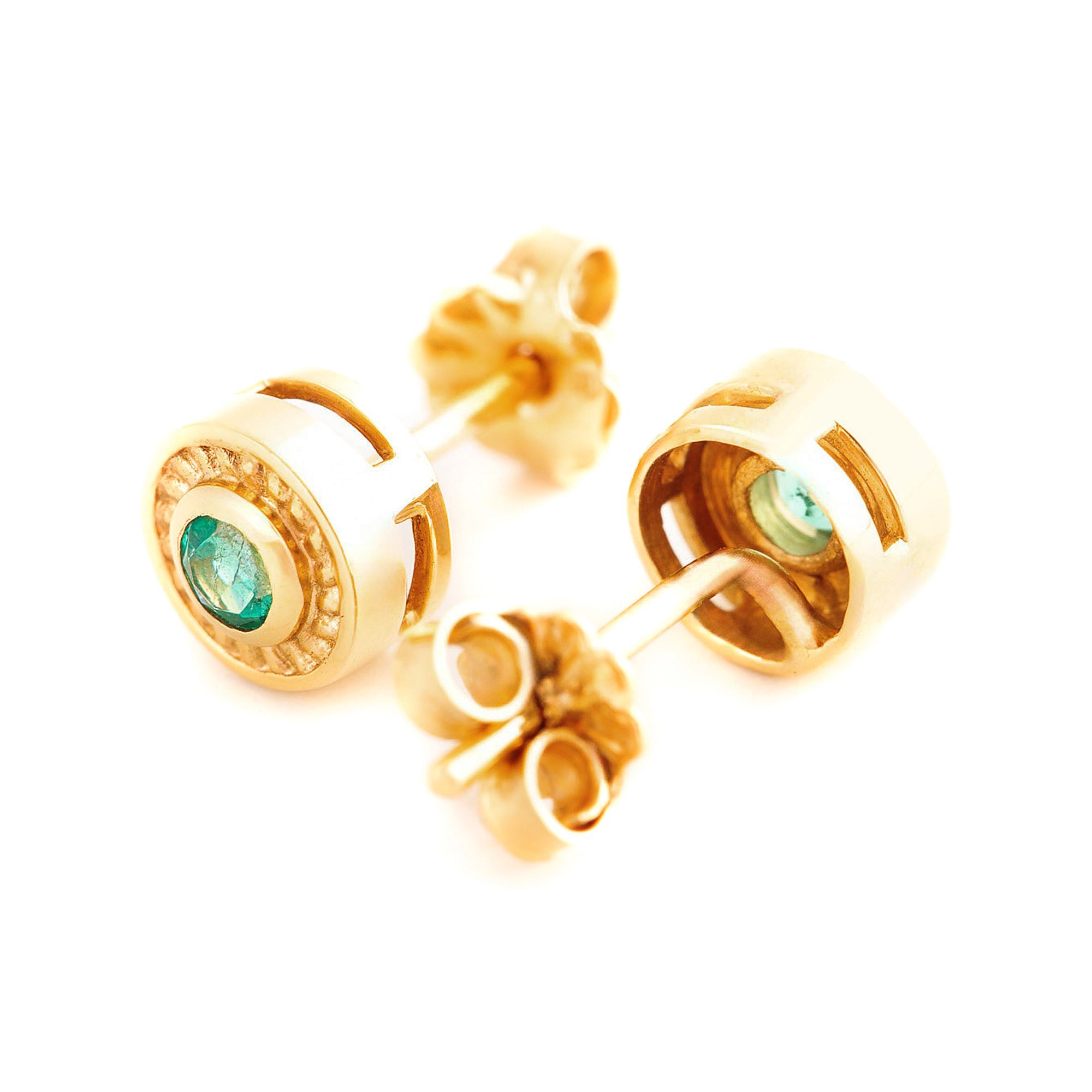 ARETES REDONDOS CON ESMERALDAS