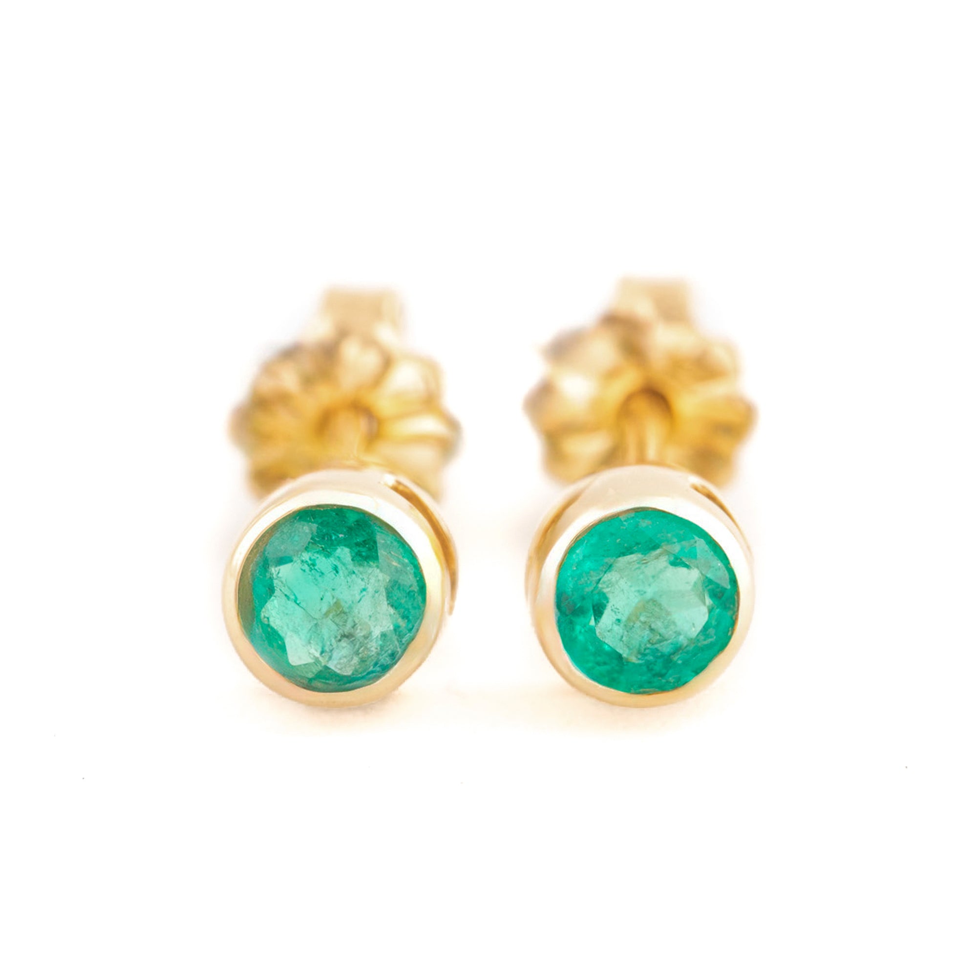 ARETES CANASTA REDONDA CON ESMERALDA