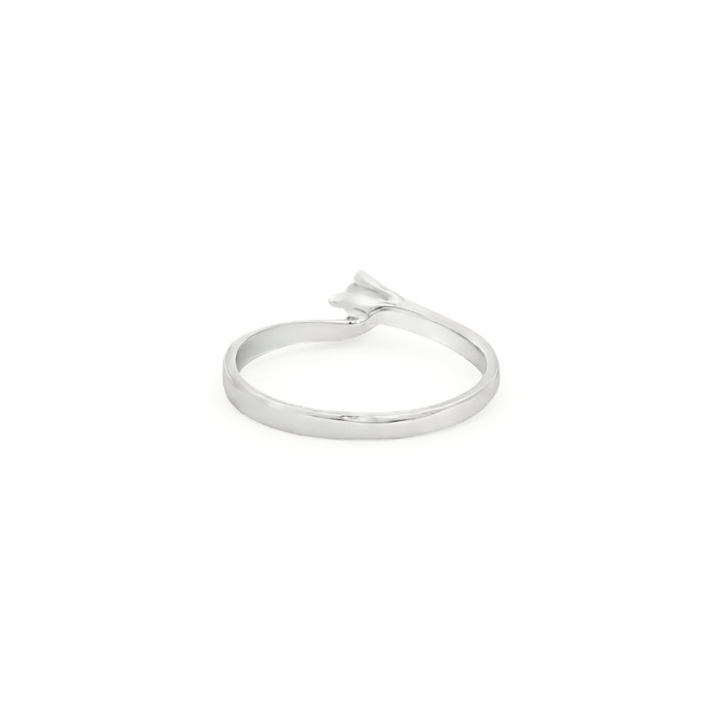 ANILLO SOLITARIO CRUZADO CON ZIRCÓN