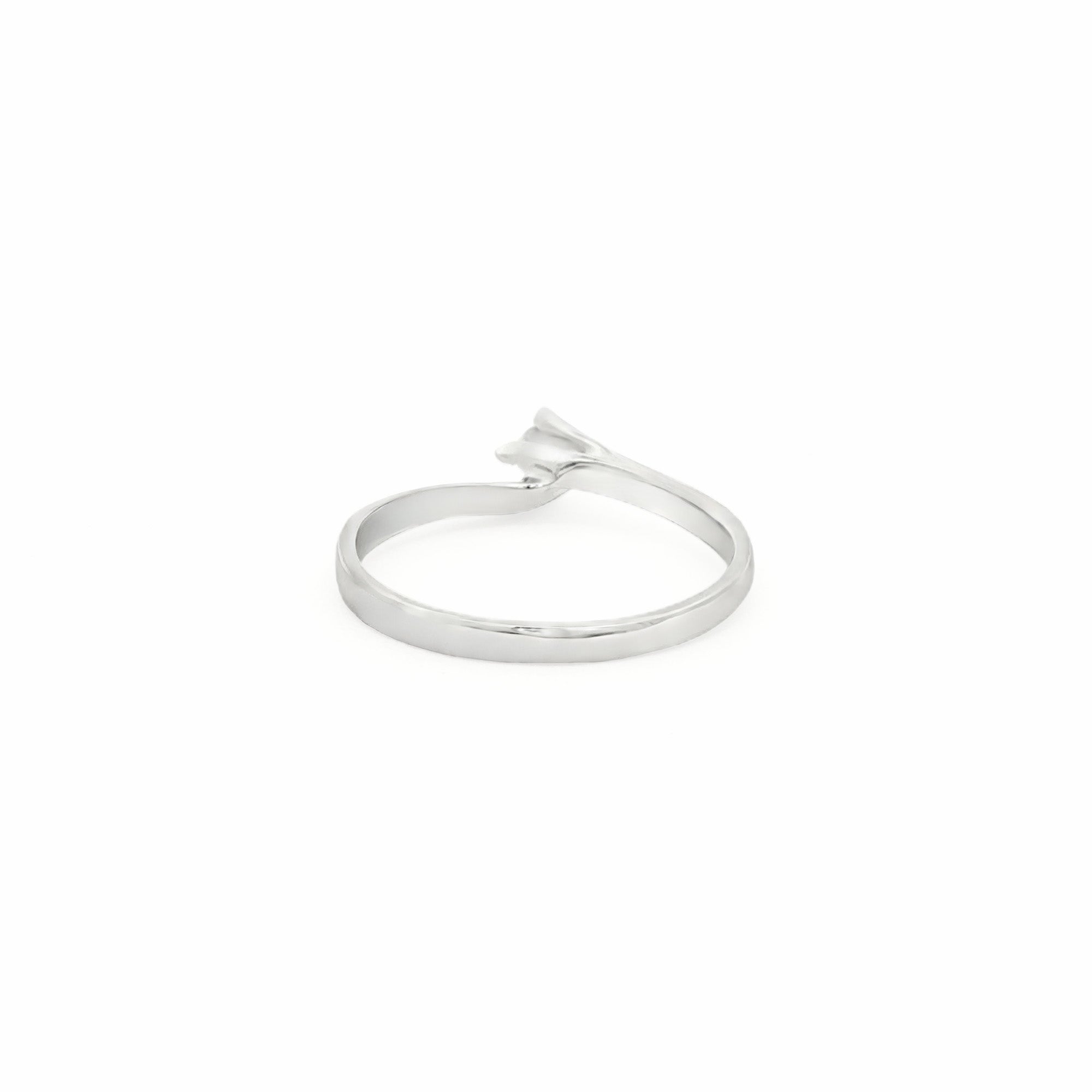 ANILLO SOLITARIO CRUZADO CON ZIRCÓN
