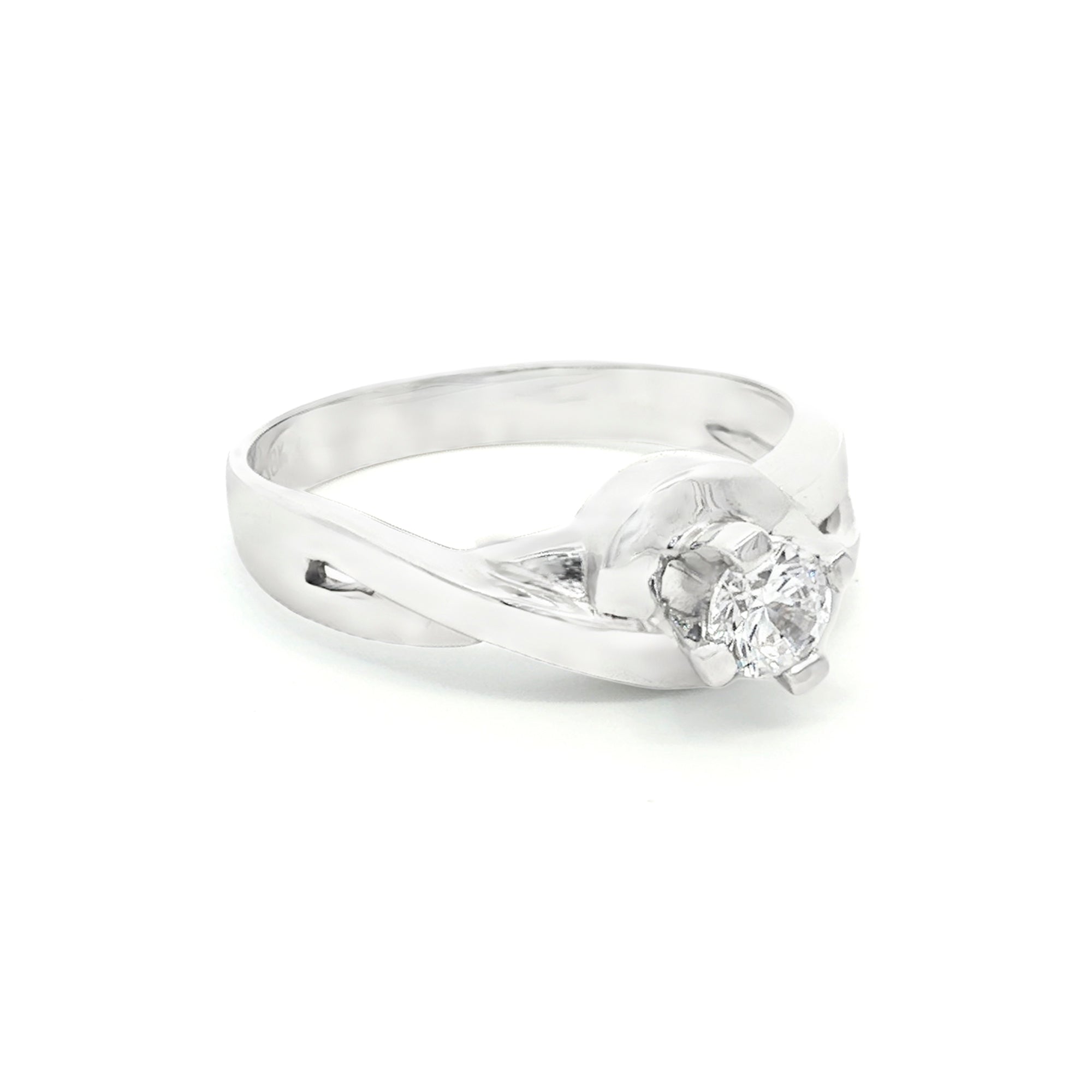 ANILLO SOLITARIO CRUZADO CON ZIRCÓN