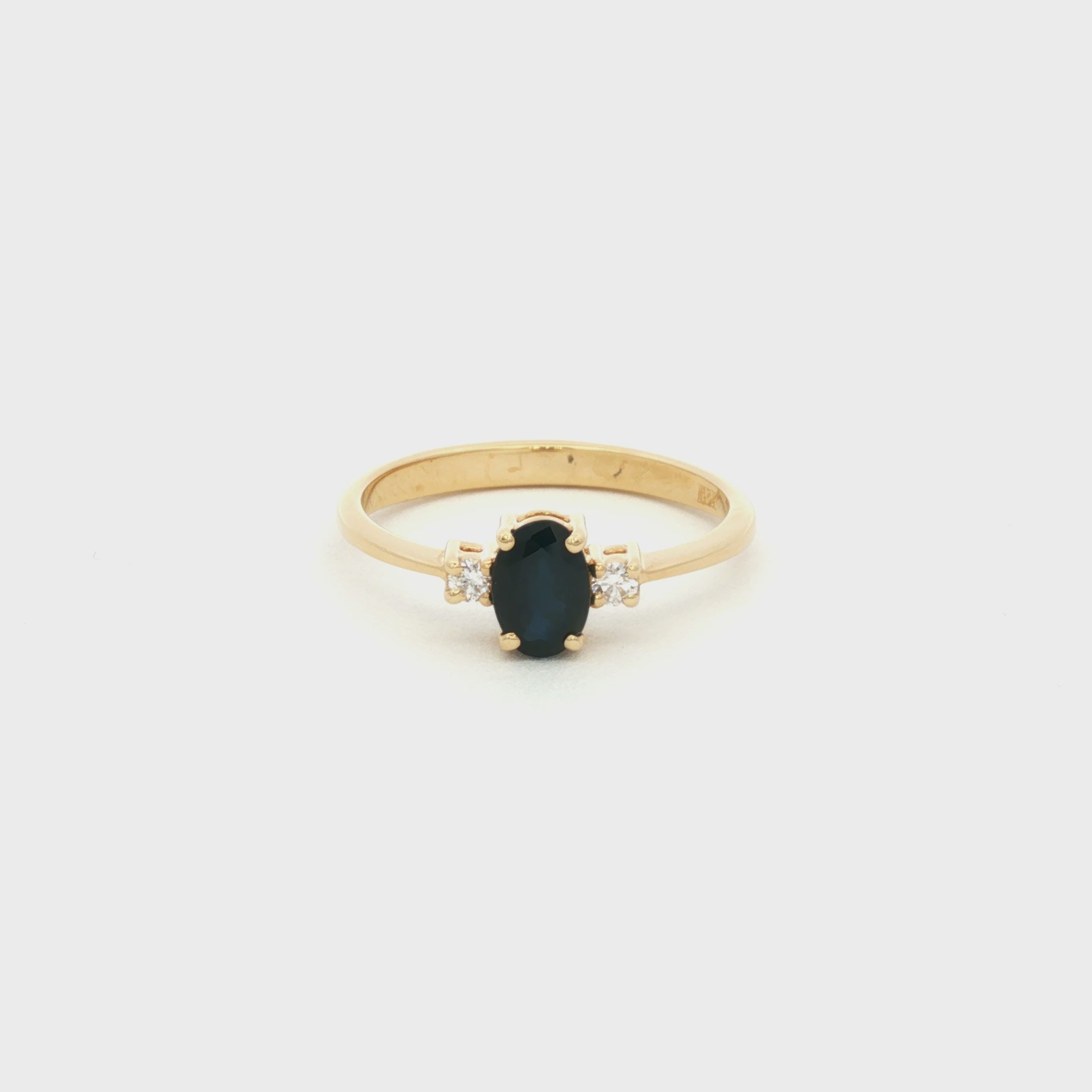 ANILLO CON ZAFIRO Y DIAMANTES