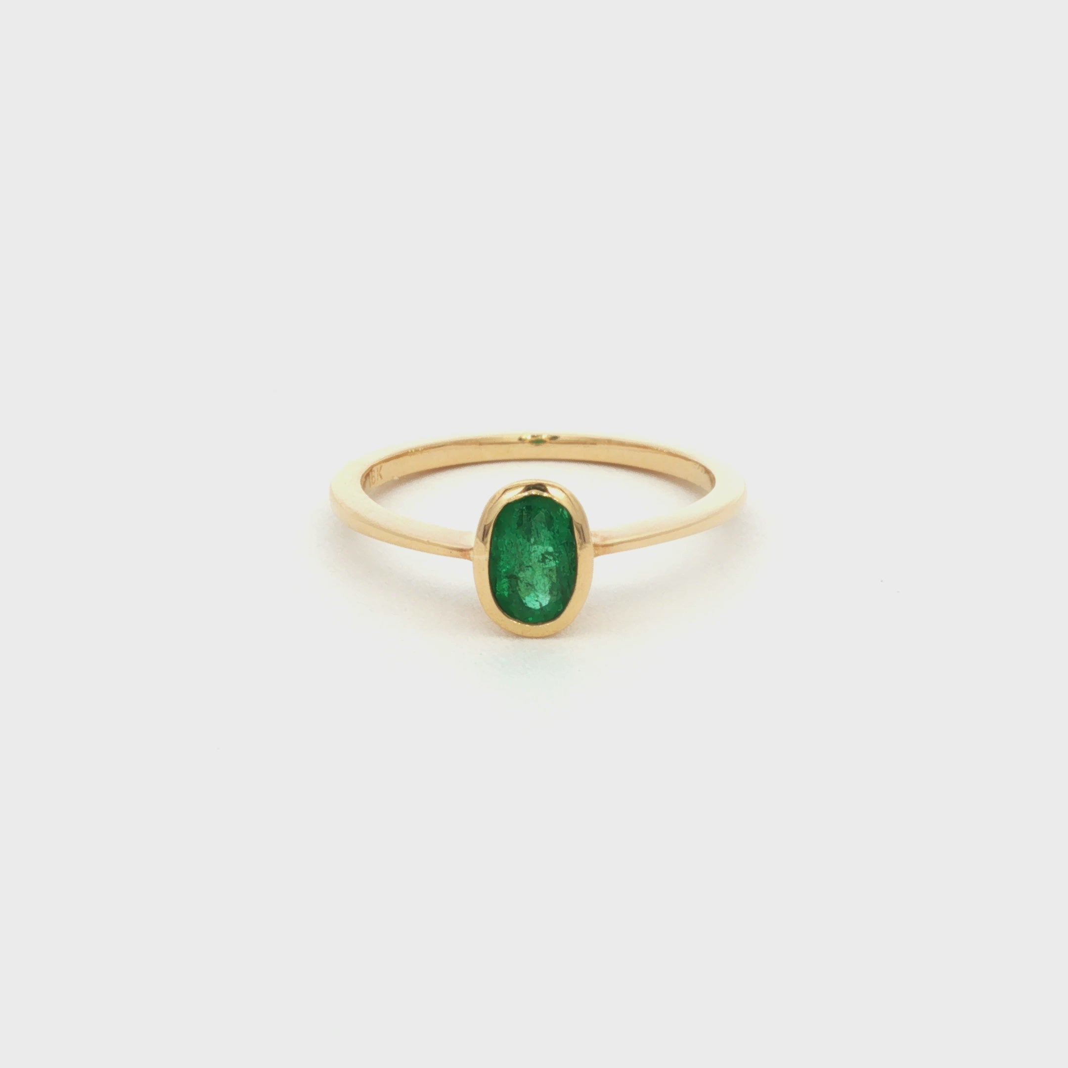 ANILLO SOLITARIO CON ESMERALDA