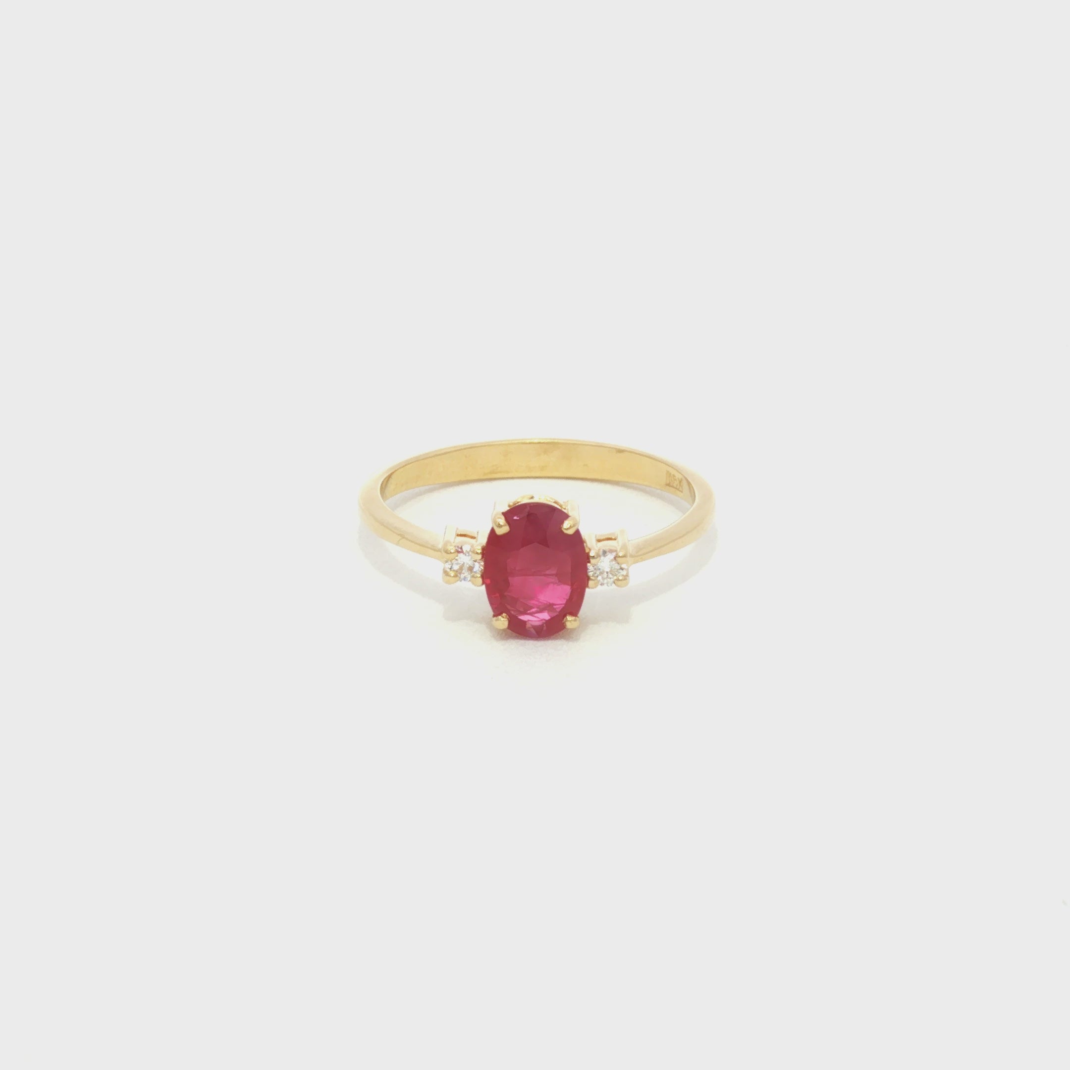 ANILLO RUBÍ OVAL Y DIAMANTES