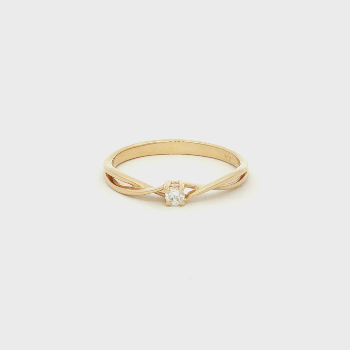 ANILLO SOLITARIO CRUZADO CON DIAMANTE