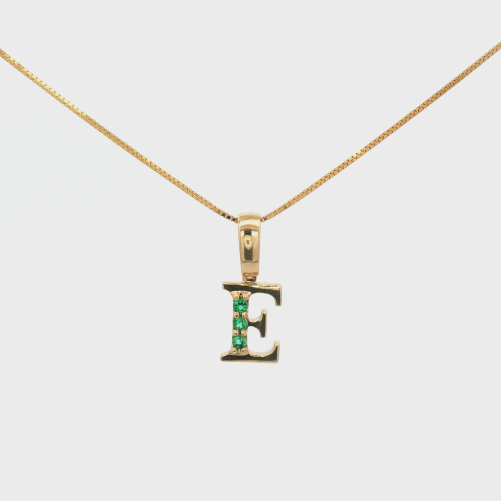 DIJE ESMERALDA LETRA E