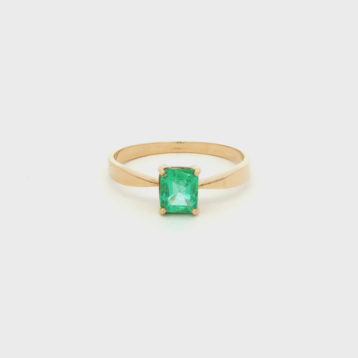 ANILLO CON ESMERALDA Y DIAMANTES
