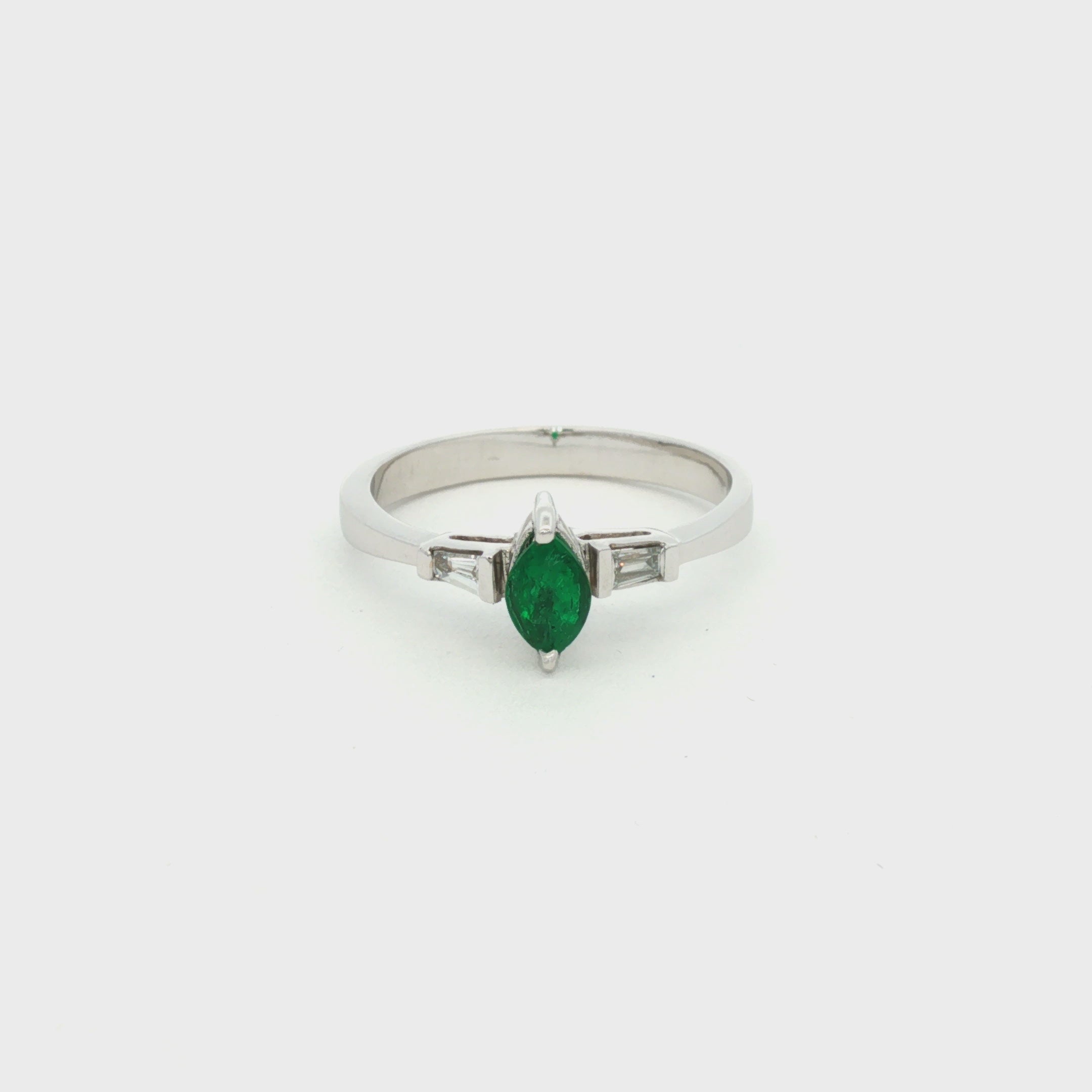 ANILLO ESMERALDA Y DIAMANTES